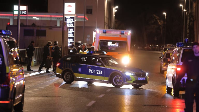 Einsatzfahrzeuge stehen auf der Straße vor einem Wohnhaus in Ansbach. Ein betrunkener Mann hat einen Großeinsatz der Polizei ausgelöst.