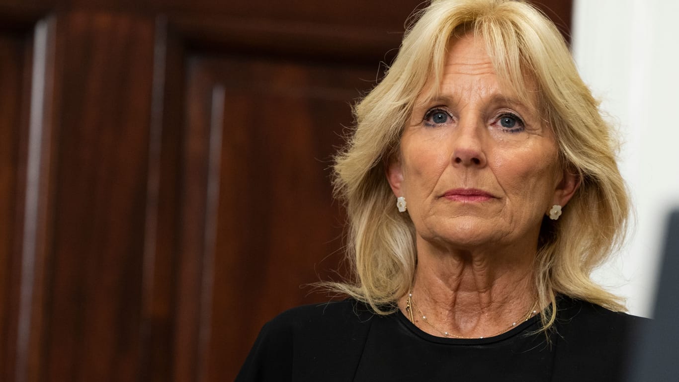 Jill Biden: Die First Lady der USA muss sich einer OP unterziehen. Jill Biden: Die First Lady der USA muss sich einer OP unterziehen.