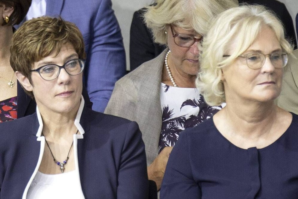 Zwei Frauen, die als Bundesverteidigungsministerinnen zurücktraten: Annegret Kramp-Karrenbauer und Christine Lambrecht