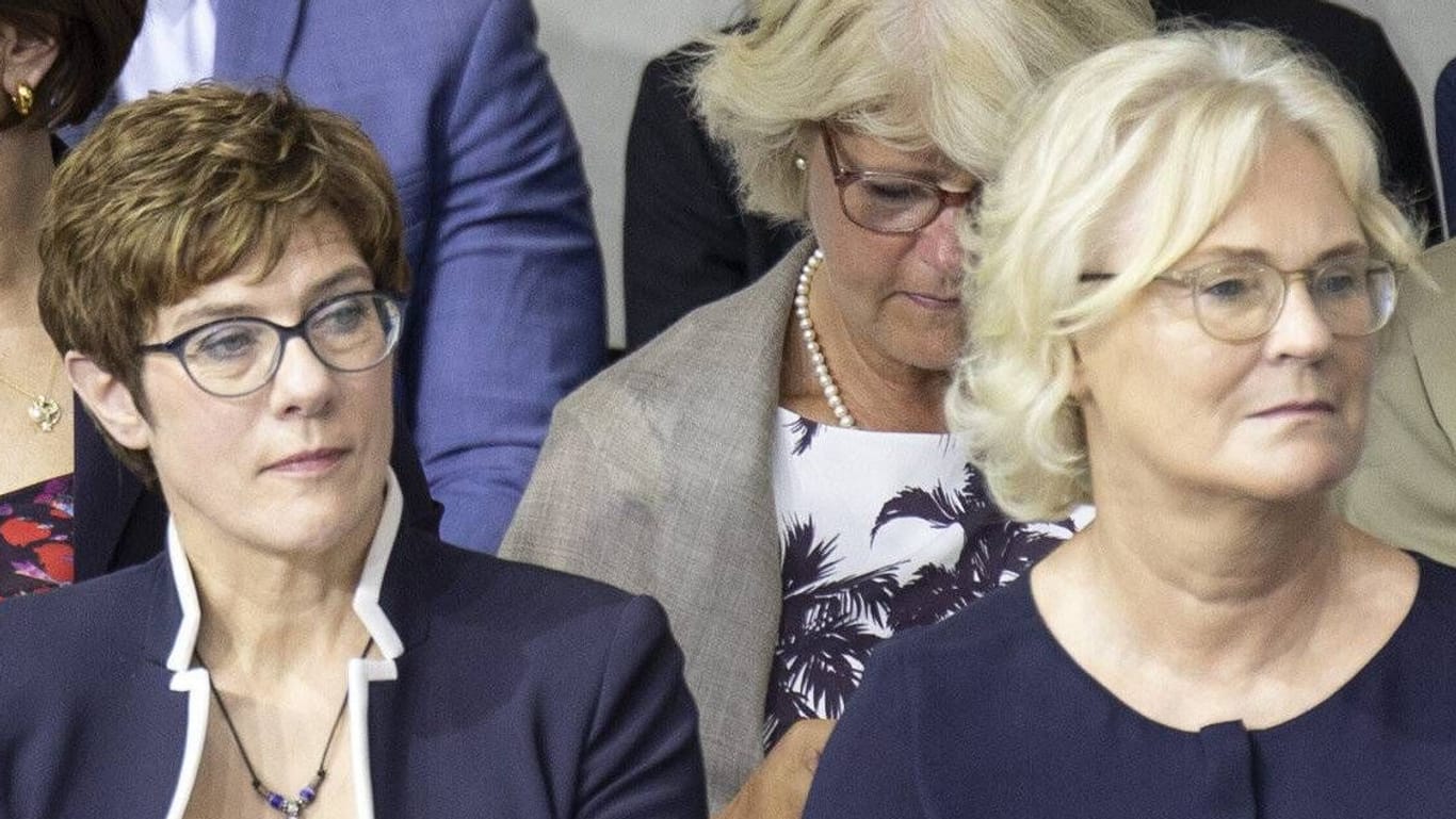 Zwei Frauen, die als Bundesverteidigungsministerinnen zurücktraten: Annegret Kramp-Karrenbauer und Christine Lambrecht