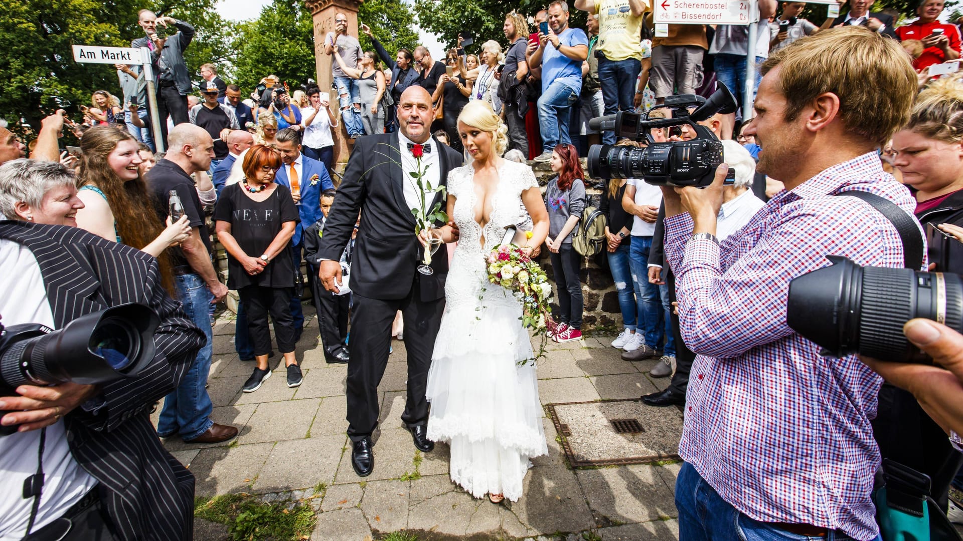 Ex-Rockerchef Frank Hanebuth und seiner Ehefrau Anne Sarah Naumann heirateten 2016 in der Wedemark – die Hochzeit wirkte wie ein Volksfest.