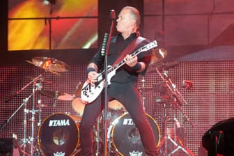 Gitarrist James Hetfield bei einem Konzert in Hamburg (Archivbild): In diesem Jahr kommt Metallica wieder in die Hansestadt.