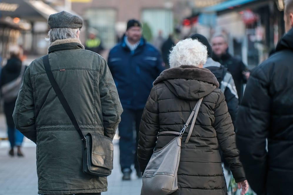 Rentner in einer Fußgängerzone (Archivbild): Um den Lebensstandard im Alter sichern zu können, muss sich etwas ändern.