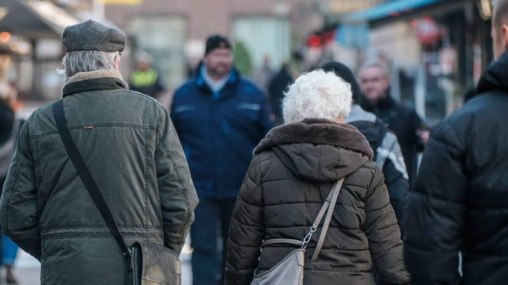 Rentner in einer Fußgängerzone (Archivbild): Um den Lebensstandard im Alter sichern zu können, muss sich etwas ändern.