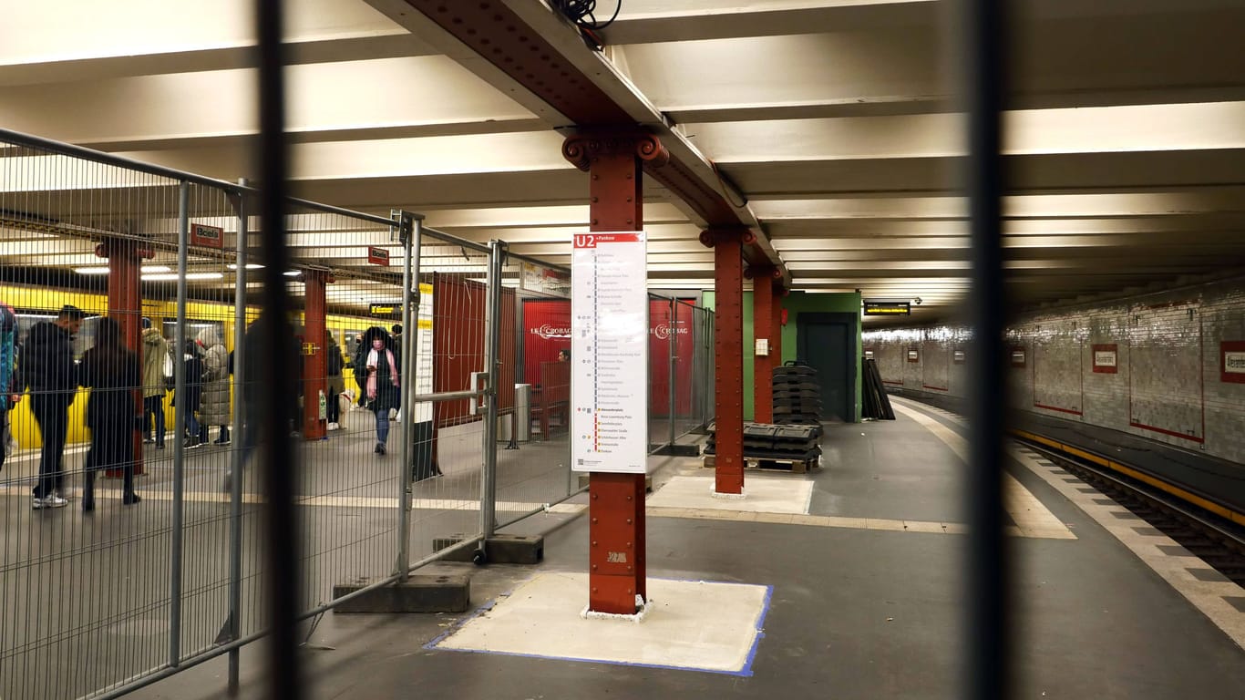 Ein Gleis der U2 am Alexanderplatz ist gesperrt (Archivbild): Seit Wochen ist der Bahnverkehr hier eingeschränkt.