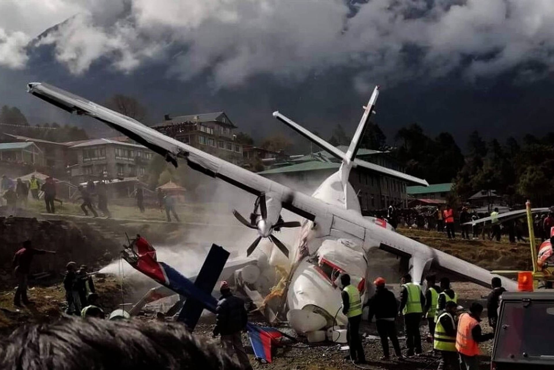 Unfallstelle nach einem Flugzeugzusammenstoß in Nepal im Jahr 2019: Immer wieder kommt es in der Region zu Zwischenfällen.