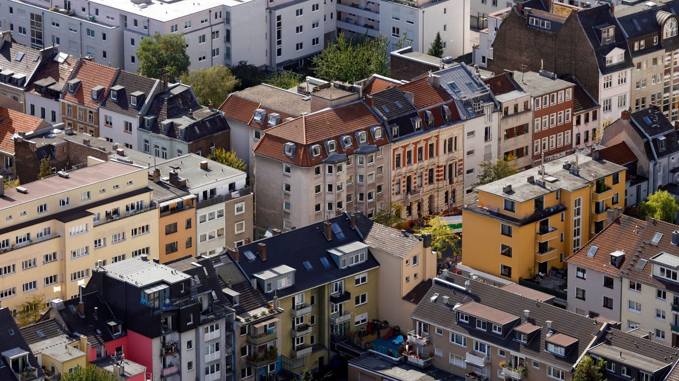 Häuser in Köln Ehrenfeld (Archiv): Der Wohnraum in Köln ist knapp. Eine Überbauung von Supermärkten birgt ein großes Potenzial.