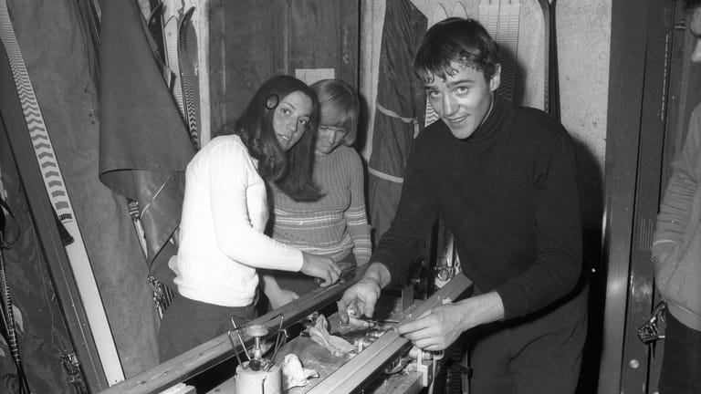 Alpiner Skiweltcup in Val-d'Isere 1969: Rosi Mittermaier (l.) und Christian Neureuther präparieren ihre Skier. Mittermaier ist zu diesem Zeitpunkt 19 Jahre alt.