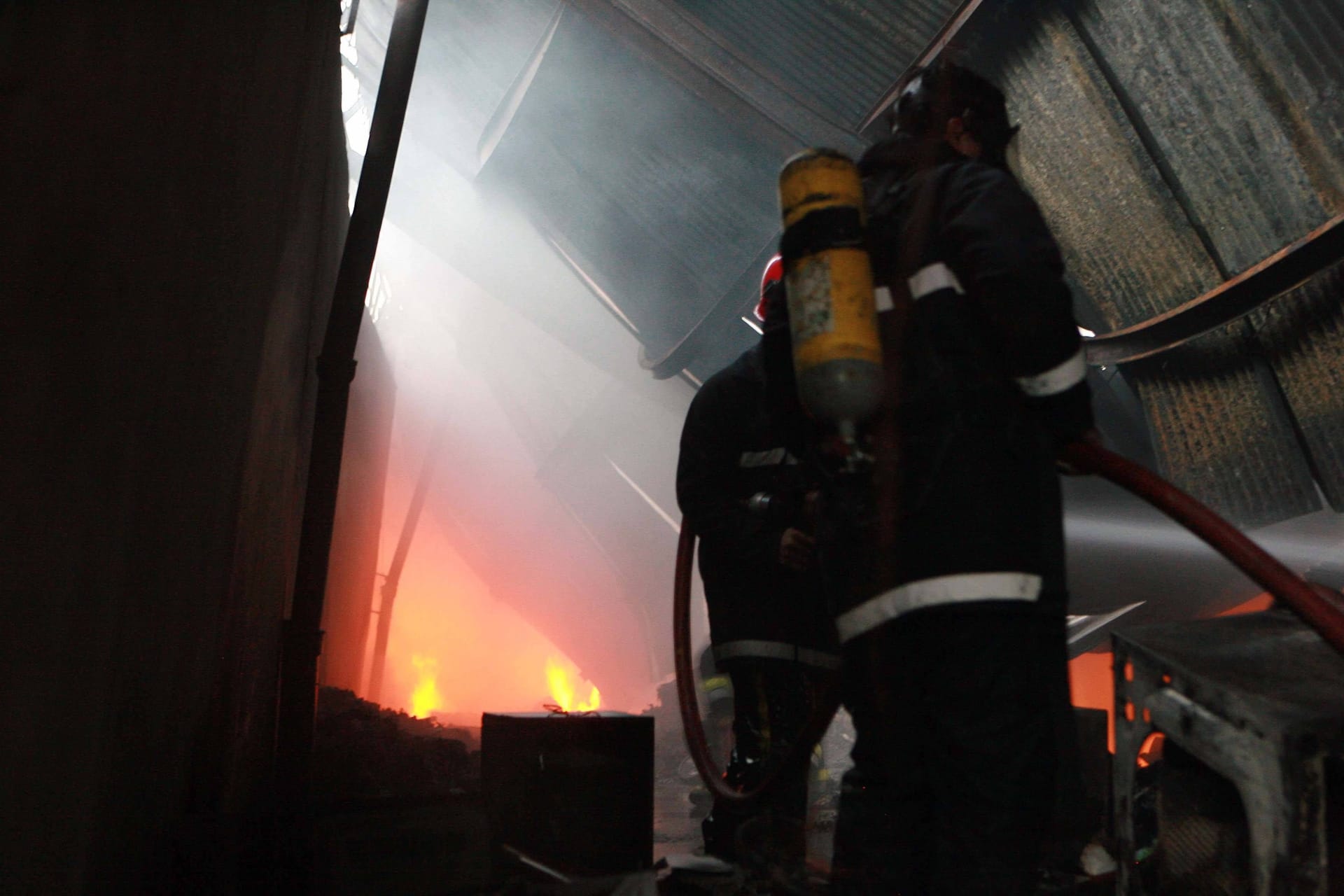 Iranische Feuerwehrleute im Einsatz (Archivbild): Aus Isfahan wird eine Explosion in einer Militäranlage gemeldet.