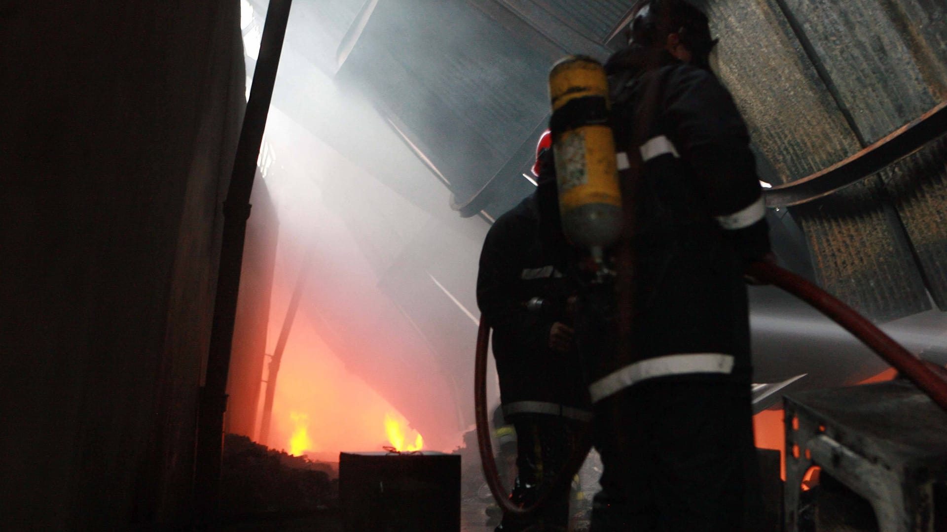 Iranische Feuerwehrleute im Einsatz (Archivbild): Aus Isfahan wird eine Explosion in einer Militäranlage gemeldet.