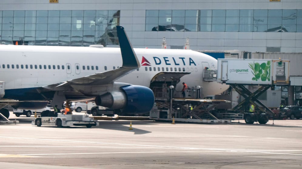 Ein Flugzeug einer amerikanischen Airline (Archivbild): Das US-Verkehrsministerium soll den Grund des Ausfalls untersuchen.