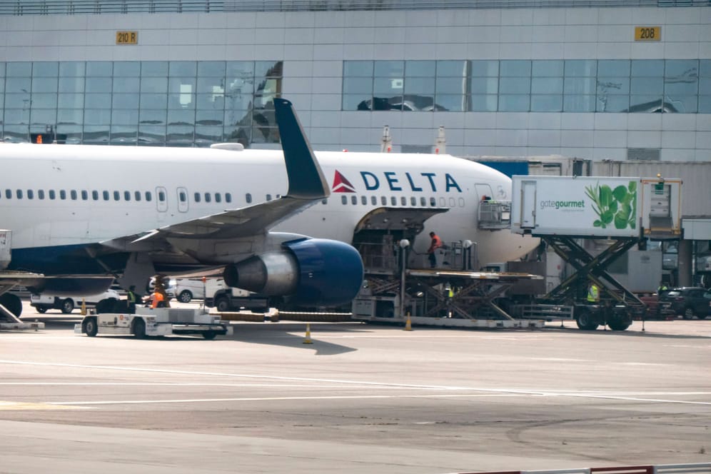 Ein Flugzeug einer amerikanischen Airline (Archivbild): Das US-Verkehrsministerium soll den Grund des Ausfalls untersuchen.