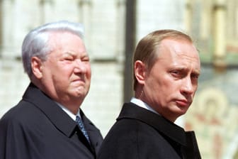 Wladimir Putin mit Boris Jelzin (l.) im Jahr 2000: Anscheinend wünschte sich Russland einen Spion im Kreml, befürchtet Wladimir Kaminer.