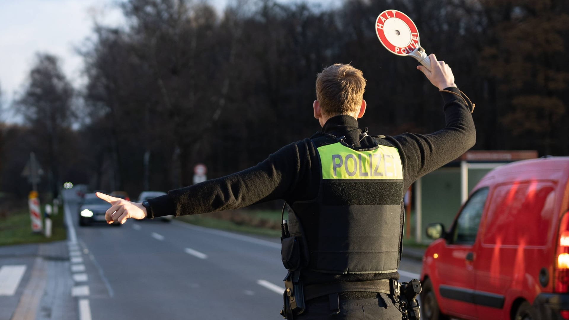 Polizist mit Winkerkelle (Symbolfoto): Das Wageninnere erinnerte die Beamten an das Spiel "Tetris". Polizist mit Winkerkelle (Symbolfoto): Das Wageninnere erinnerte die Beamten an das Spiel "Tetris".