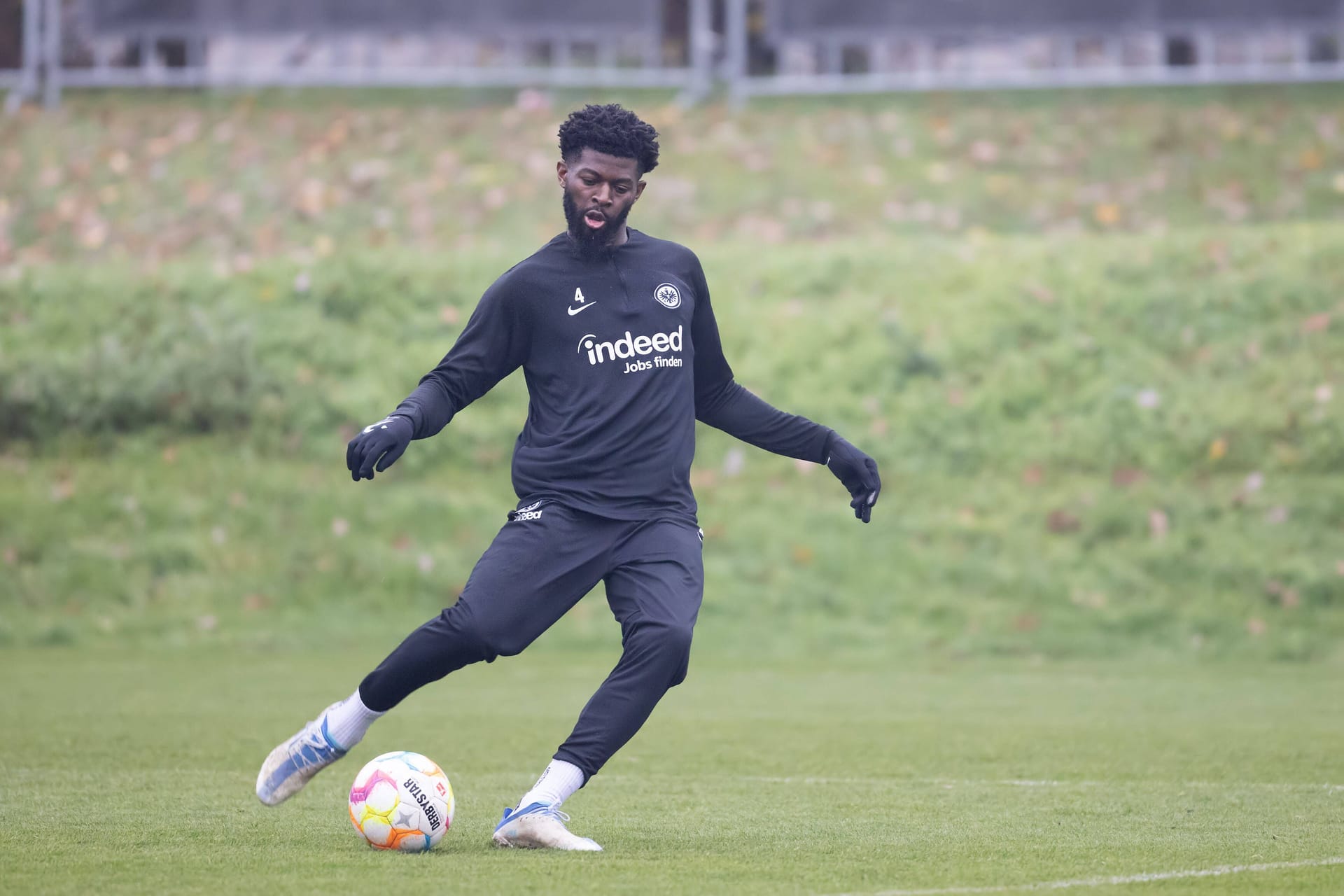 Eintracht Frankfurt. Zugänge: Paxten Aaronson (Phildadelphia), Simon Simoni (FK Dinamo). Abgänge: Jerome Onguene (RB Salzburg, Leihe, im Bild).