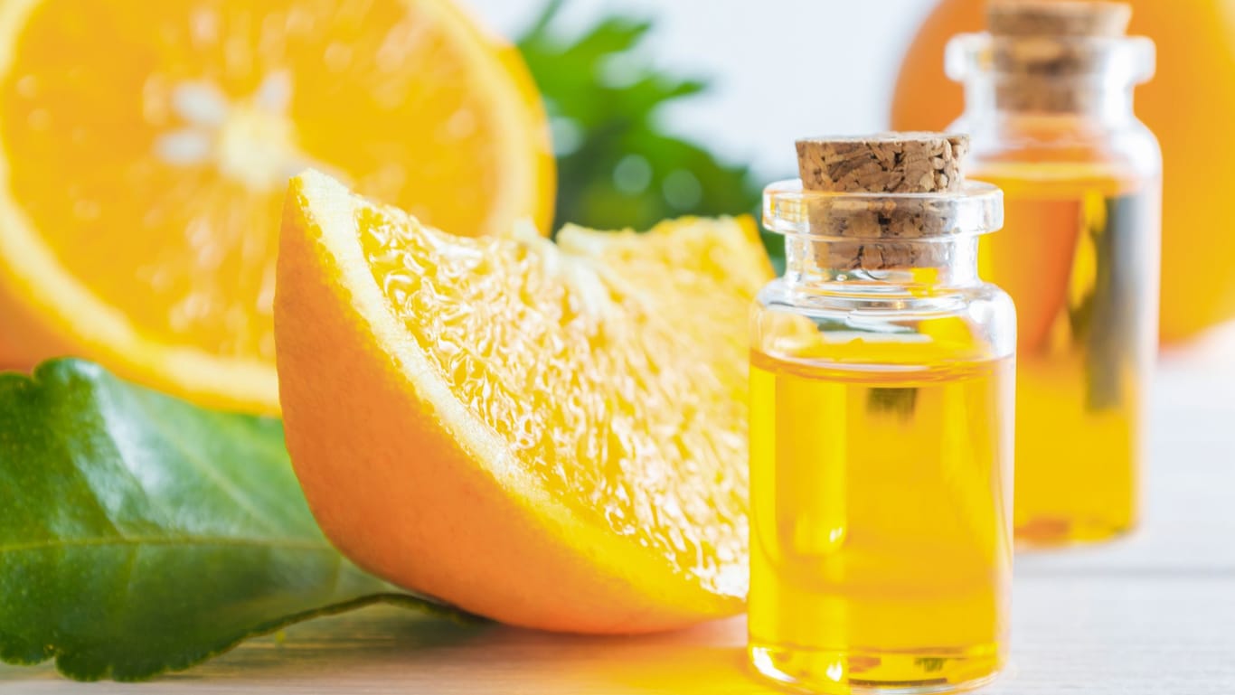 Orangenöl: Das Konzentrat ist in vielen natürlichen Reinigungsmitteln enthalten.
