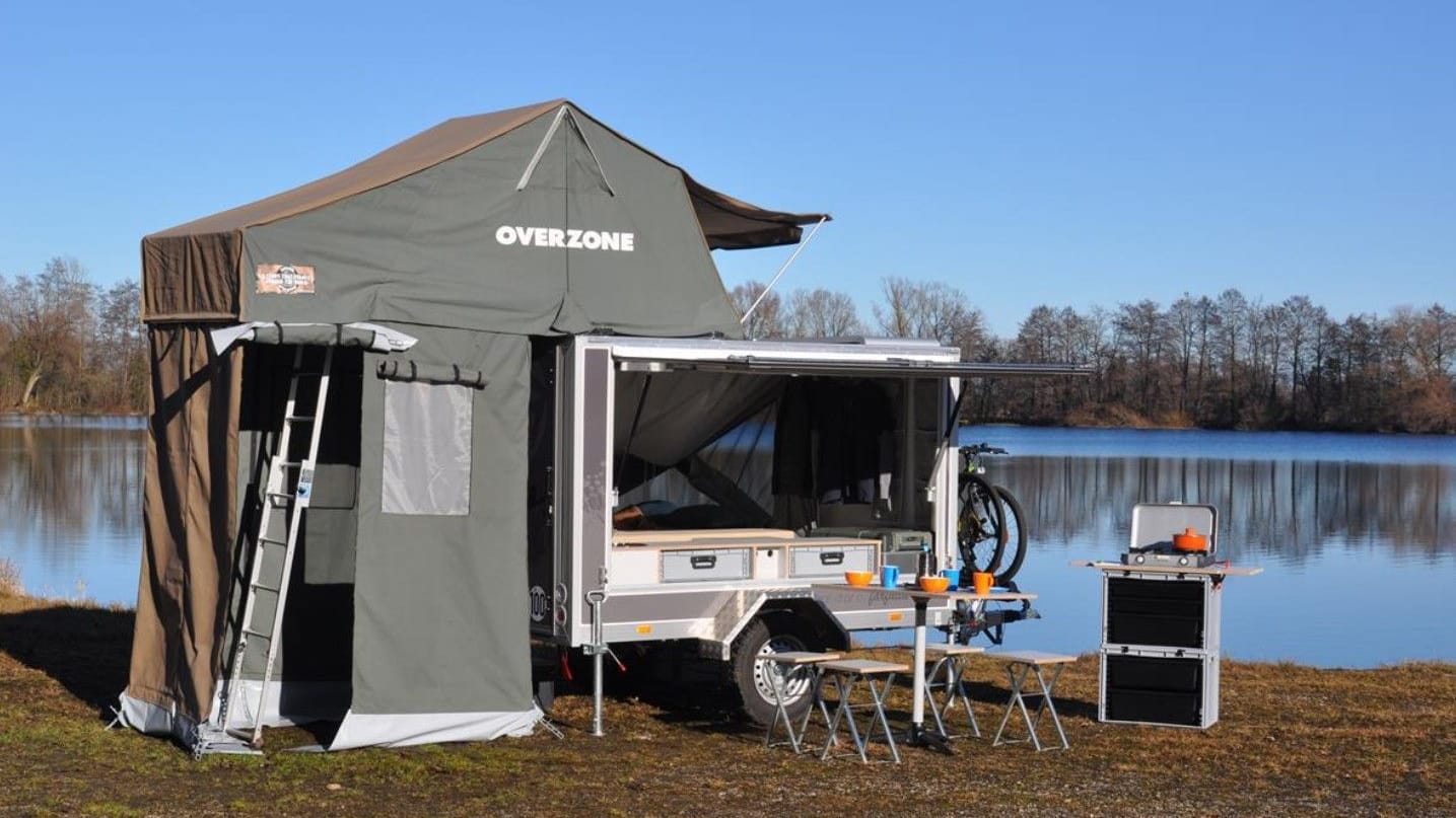 Trend zur Einfachheit: Farfalla zeigt mit dem Camper Beach Chair die neueste Variante seines „Campingbusses zum Anhängen“ auf Basis eines Kofferanhängers, bei dem die komplette rechte Seite sich wie eine Panoramaklappe öffnen lässt.