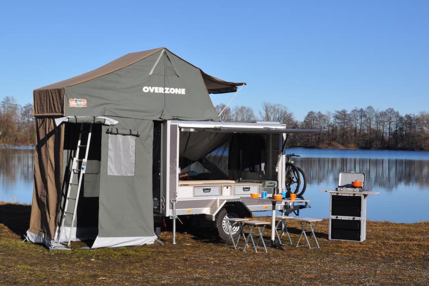 Trend zur Einfachheit: Farfalla zeigt mit dem Camper Beach Chair die neueste Variante seines „Campingbusses zum Anhängen“ auf Basis eines Kofferanhängers, bei dem die komplette rechte Seite sich wie eine Panoramaklappe öffnen lässt.