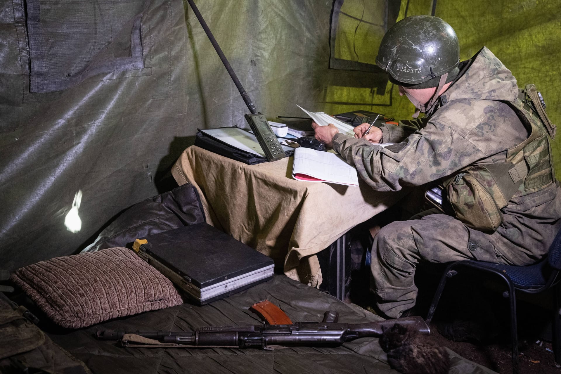 Russische Soldaten in einer Stellung (Archivbild): Moskauer Kämpfer haben sich in Makijiwka offenbar selbst verraten.