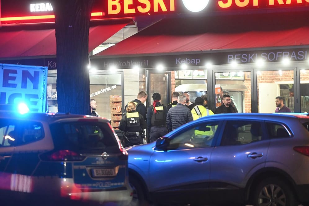 Polizisten und Zeugen vor dem Lokal: Hier kam es zu einer Messerstecherei.