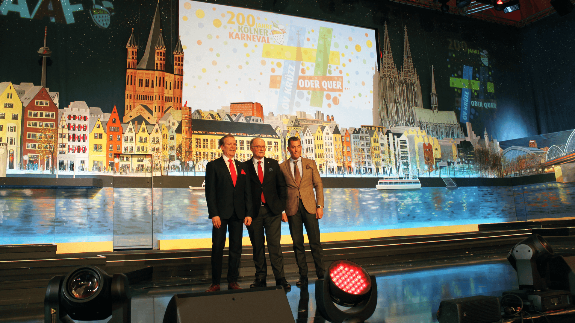 Vor dem Bühnenbild im Gürzenich: Festkomitee-Präsident Christoph Kuckelkorn, Koelncongress-Geschäftsführer Bernhard Conin und Deiters-Inhaber Herbert Geiss. Vor dem Bühnenbild im Gürzenich: Festkomitee-Präsident Christoph Kuckelkorn, Koelncongress-Geschäftsführer Bernhard Conin und Deiters-Inhaber Herbert Geiss.