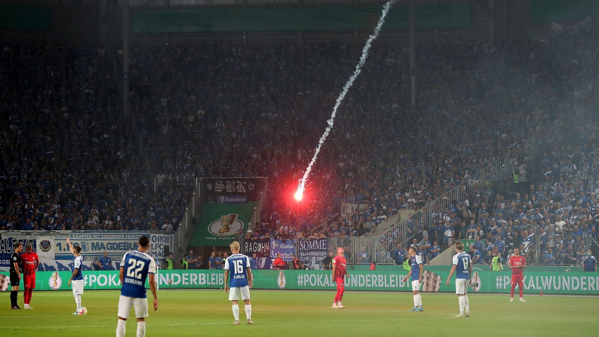 Frankfurt muss für Fehlverhalten der Fans zahlen. Frankfurt muss für Fehlverhalten der Fans zahlen.