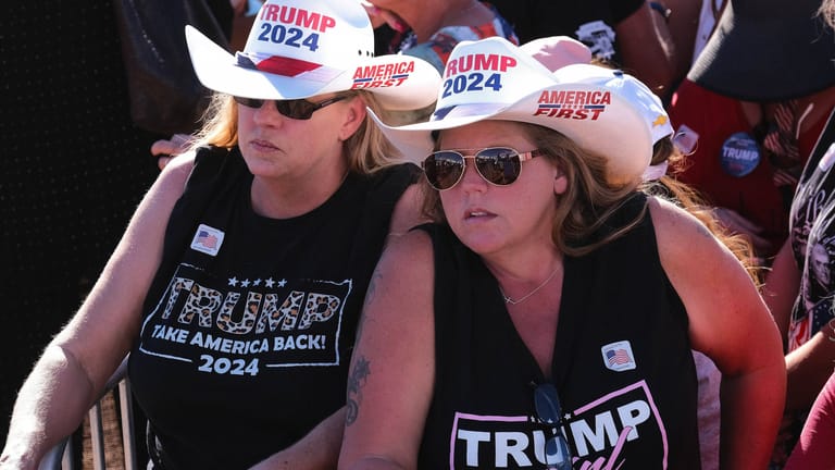 Zwei Frauen in Mesa, Arizona, bei einer Wahlkampfveranstaltung im Oktober 2022: Der "MAGA"-Hype mag etwas abgeflaut sein, doch noch immer stehen Millionen Amerikaner hinter Trump.