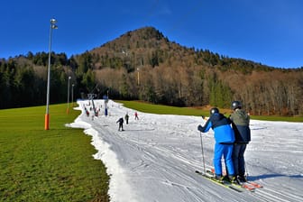 Skifahren auf dem letzten Schneestreifen aus Kunstschnee im oberbayerischen Ruhpolding