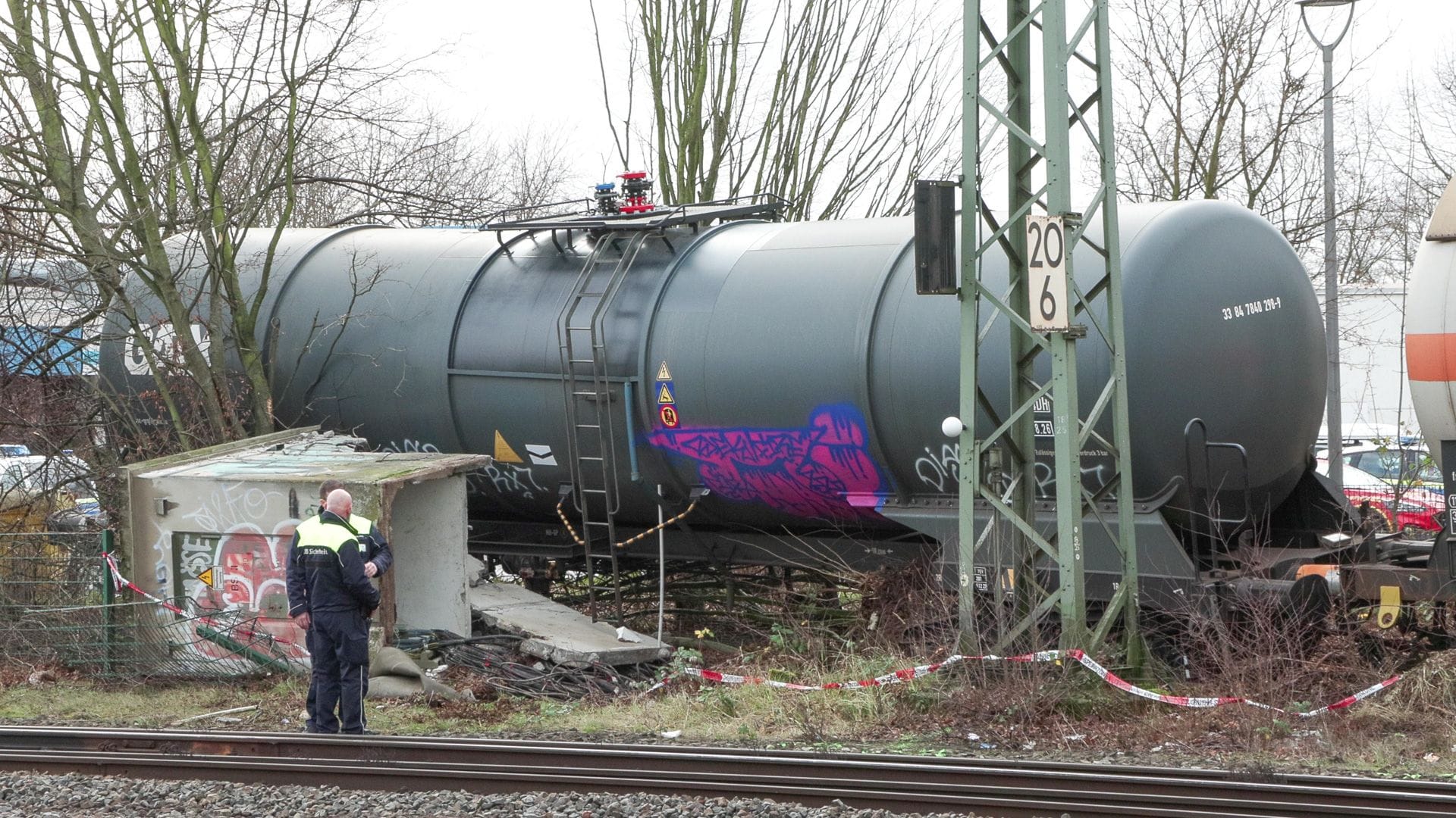 Einer der Kesselwagen: Zahlreiche Einsatzkräfte von Feuerwehr, der Deutschen Bahn und Polizei sind vor Ort.