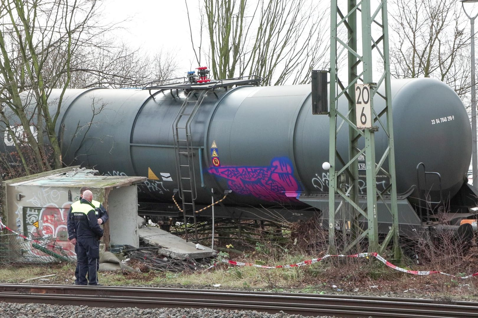 Einer der Kesselwagen: Zahlreiche Einsatzkräfte von Feuerwehr, der Deutschen Bahn und Polizei sind vor Ort.