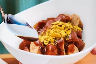 Deutsche Bahn: Die vegane Currywurst kommt dauerhaft auf den Speiseplan.