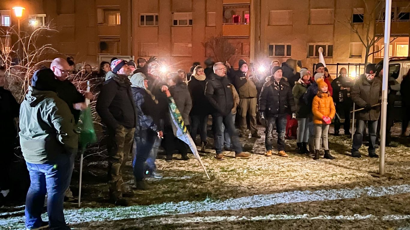 Laußig in Nordsachsen am Donnerstagabend: Die Demonstrierenden forderten den Bürgermeister zum Rücktritt auf.