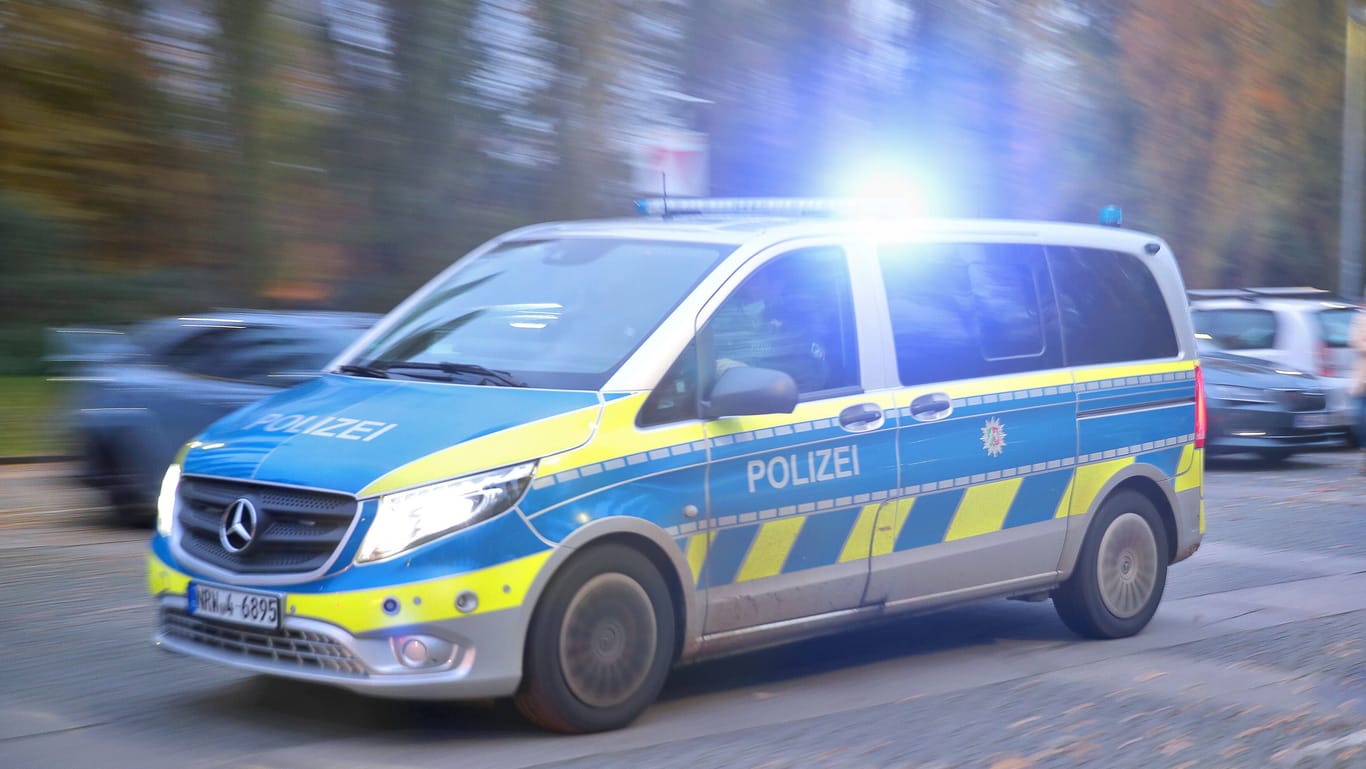Ein Polizeiauto fährt mit Blaulicht durch eine Straße (Symbolbild): Die Untersuchungen zur Todesursache des Kindes dauern an.