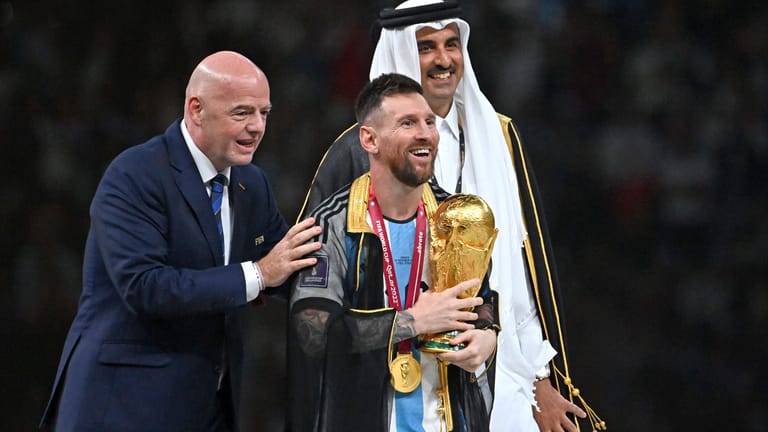 Lionel Messi (M.): In Katar für der argentinische Superstar Weltmeister. Wechselt er nun nach Saudi-Arabien?