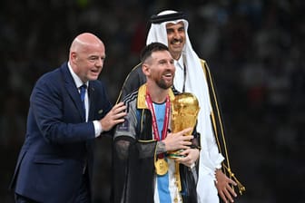 Lionel Messi (M.): In Katar für der argentinische Superstar Weltmeister. Wechselt er nun nach Saudi-Arabien?