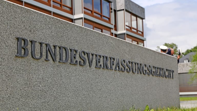 Steinblock vor dem Bundesverfassungsgericht (Archivbild): Zur Prüfung der Wahlwiederholung in Berlin hat sich das Gericht eine Frist zum Anfang März gesetzt.