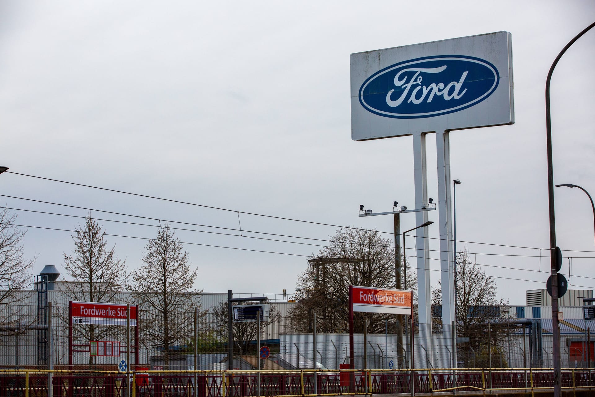 Firmenschild der Fordwerke in Köln (Archiv): Im Entwicklungszentrum könnten bald Tausende Mitarbeiter ihren Job verlieren.