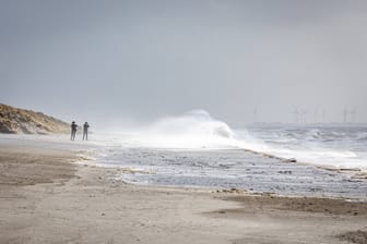 Sturm über der Nordseeküste (Archivbild): Am Dienstag wird für Norddeutschland vor Sturmböen gewarnt.