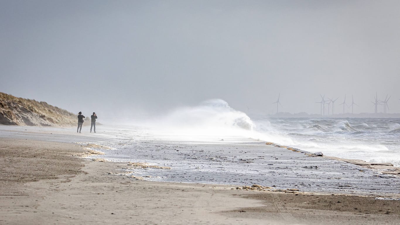 Sturm über der Nordseeküste (Archivbild): Am Dienstag wird für Norddeutschland vor Sturmböen gewarnt.