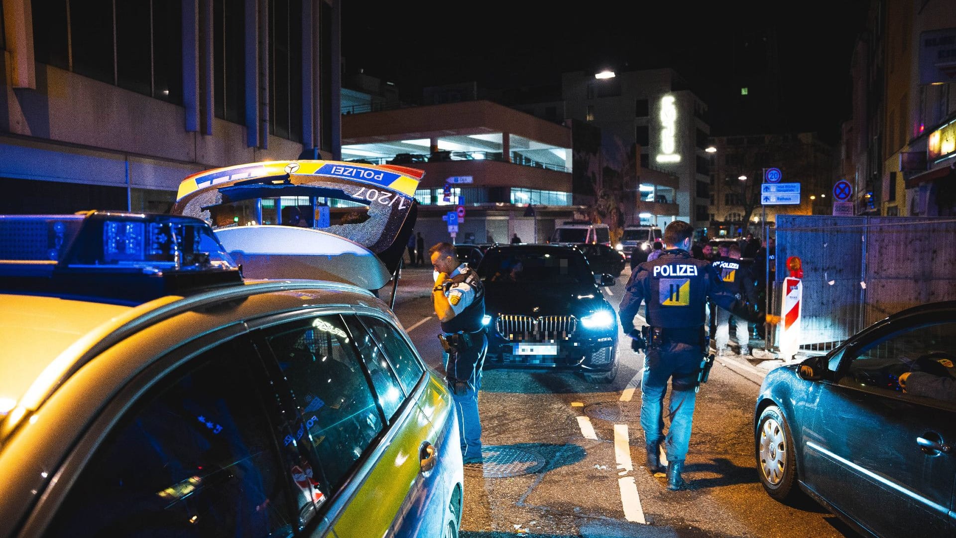 Der Streifenwagen nach dem Vorfall mitten in Stuttgart: Mehrere Polizeibeamte kümmern sich um den Schaden. Der Streifenwagen nach dem Vorfall mitten in Stuttgart: Mehrere Polizeibeamte kümmern sich um den Schaden.