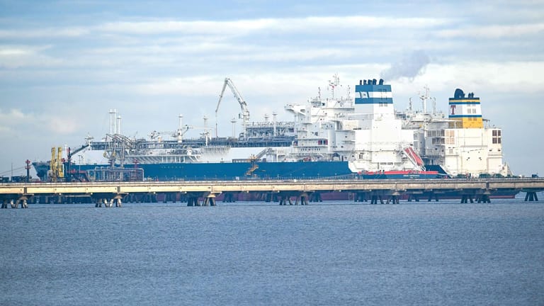 Das mit verflüssigtem Erdgas beladene Tankschiff "Maria Energy" liegt am schwimmenden Terminal, dem Spezialschiff "Höegh Esperanza".