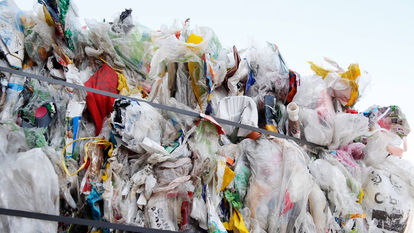 Eine Sammelstelle für Plastikabfälle in der Schweiz: Dass das Land nicht zur Europäischen Union gehört, macht sich auch beim Müll bemerkbar. Und das ziemlich negativ.