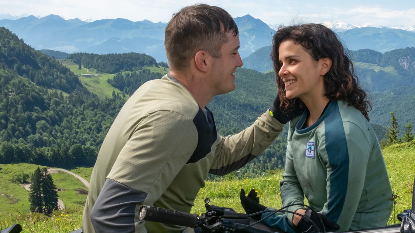 "Der Bergdoktor": In der zweiten Folge trifft Felix (Felix Kreuzer) auf Livia (Maxine Kazis).
