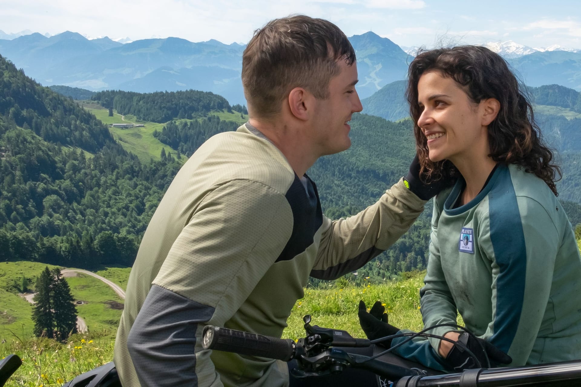 "Der Bergdoktor": In der zweiten Folge trifft Felix (Felix Kreuzer) auf Livia (Maxine Kazis).