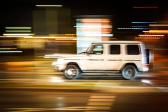 Ein Mercedes bei einer Nachtfahrt (Symbolfoto): Fahrer und Beifahrer flohen später zu Fuß.