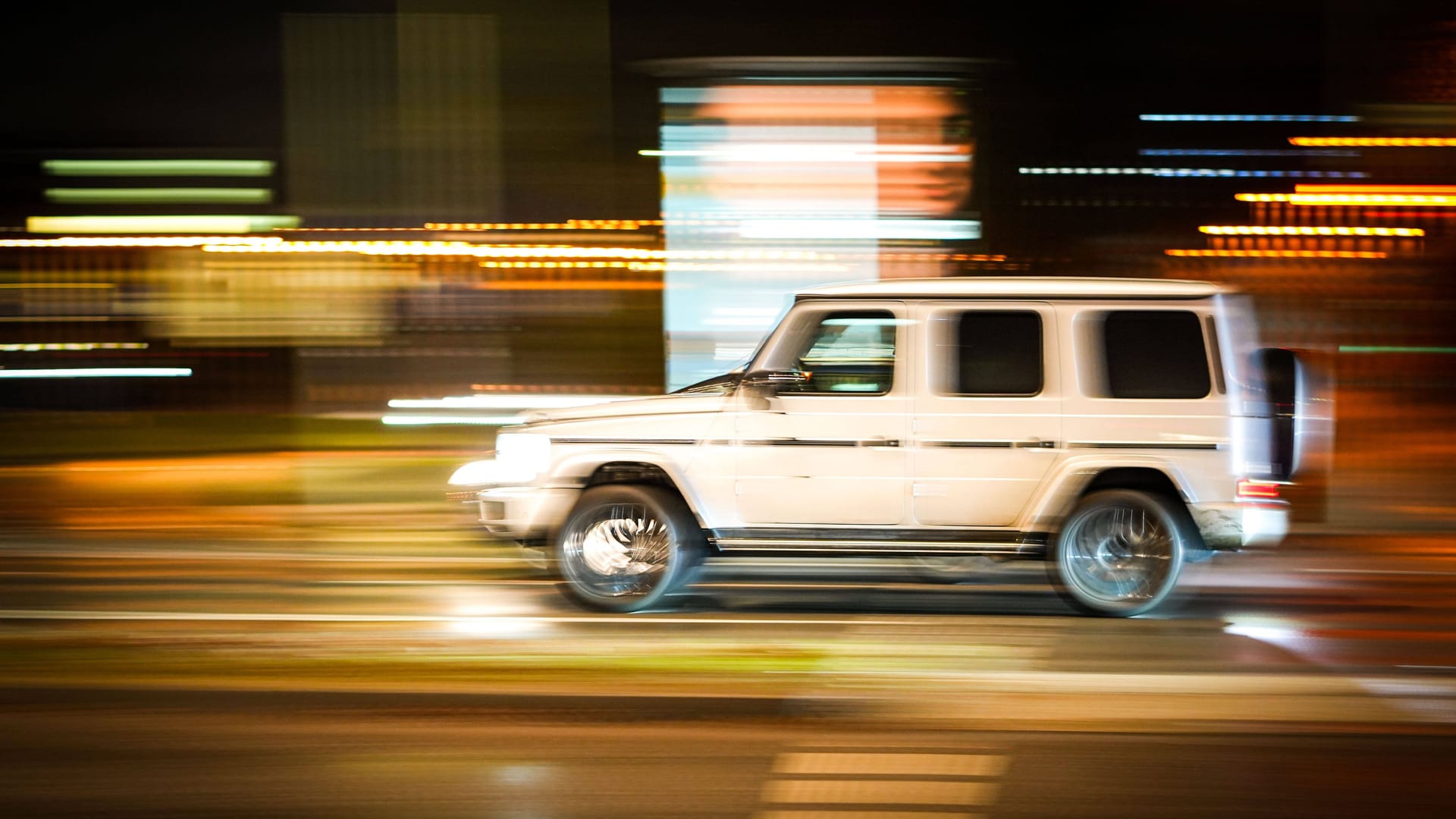 Ein Mercedes bei einer Nachtfahrt (Symbolfoto): Fahrer und Beifahrer flohen später zu Fuß. Ein Mercedes bei einer Nachtfahrt (Symbolfoto): Fahrer und Beifahrer flohen später zu Fuß.