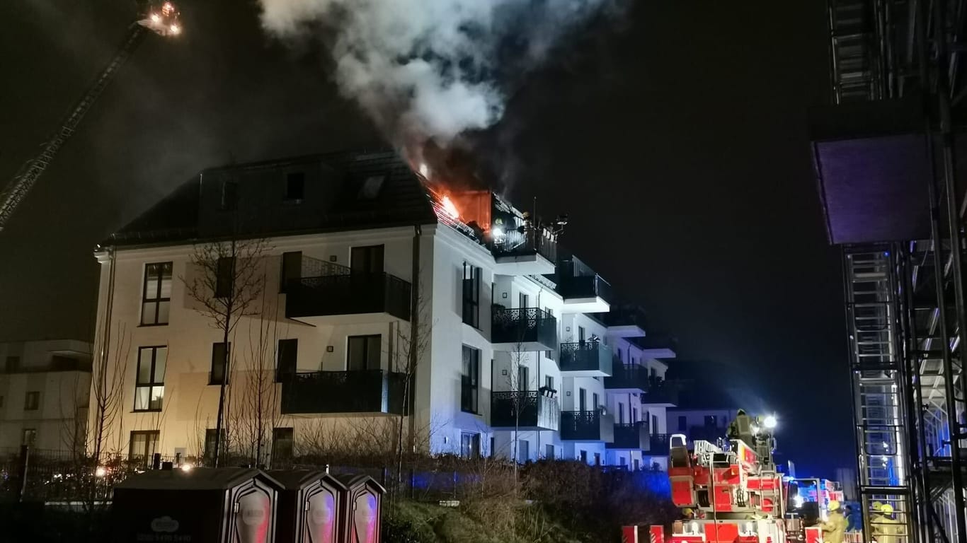 Brand im Dachgeschoss: Die Feuerwehr bemüht sich um das Löschen der Flammen.
