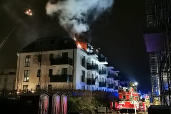 Brand im Dachgeschoss: Die Feuerwehr bemüht sich um das Löschen der Flammen.