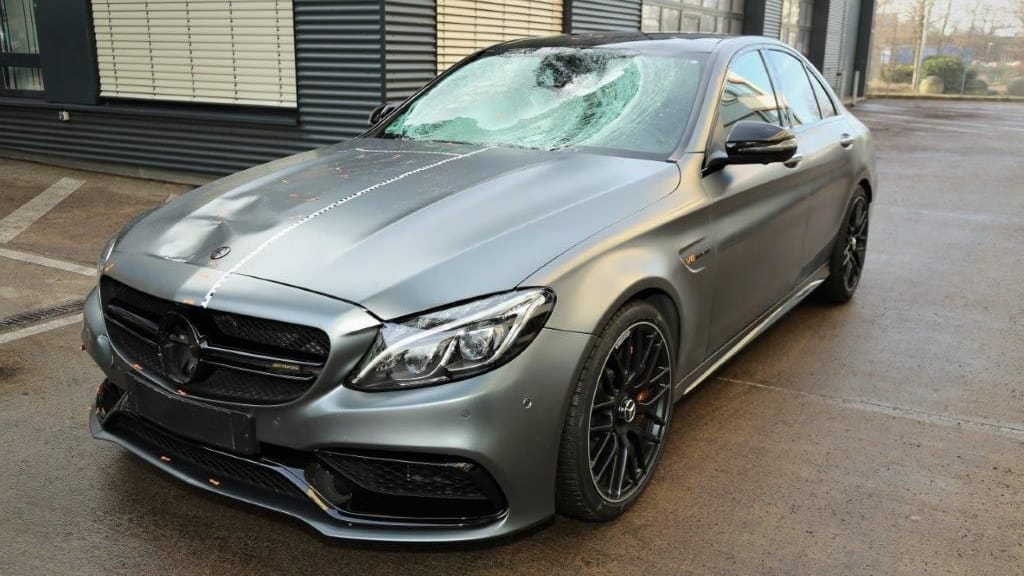 Der AMG-Mercedes wurde sichergestellt: Das Marken-Emblem war am Unfallort gefunden worden. Der AMG-Mercedes wurde sichergestellt: Das Marken-Emblem war am Unfallort gefunden worden.