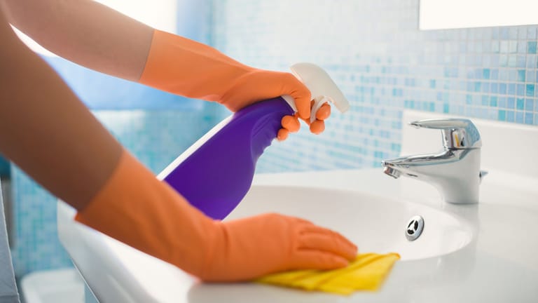 ﻿Seifenreste entfernen: Seifenreste am Waschbecken können Sie ganz einfach mit Zitronensäure beseitigen.